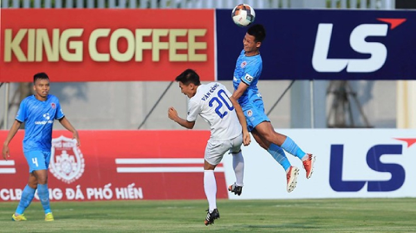 Văn Công (áo trắng) đã hạ đội Sanna Khánh Hoà BVN trên sân Long Xuyên ở phút thứ 15