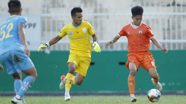 Cầu thủ Hữu Thắng ( áo cam) góp công lớn đưa Bình Định đến gần V-League 2021.