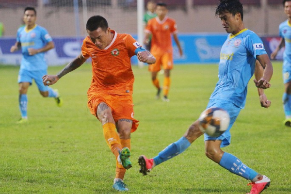 Các cầu thủ Bình Định (áo cam) máu lửa trên sân bóng.