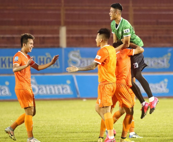 Các cầu thủ Bình Định vui mừng sau tiếng còi kết thúc trận đấu vang lên