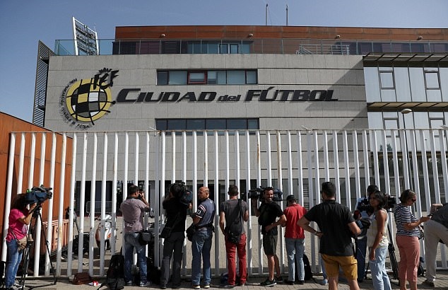Liên đoàn bóng đá Tây Ban Nha cùng lời đe dọa sẽ tước quyền tham dự World Cup