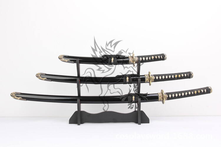 Đại kỵ đao kiếm treo đầu giường phòng ngủ